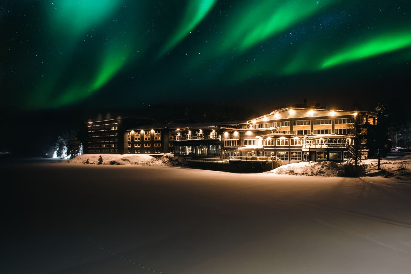 Norrsken över Hotell Lappland en vinternatt