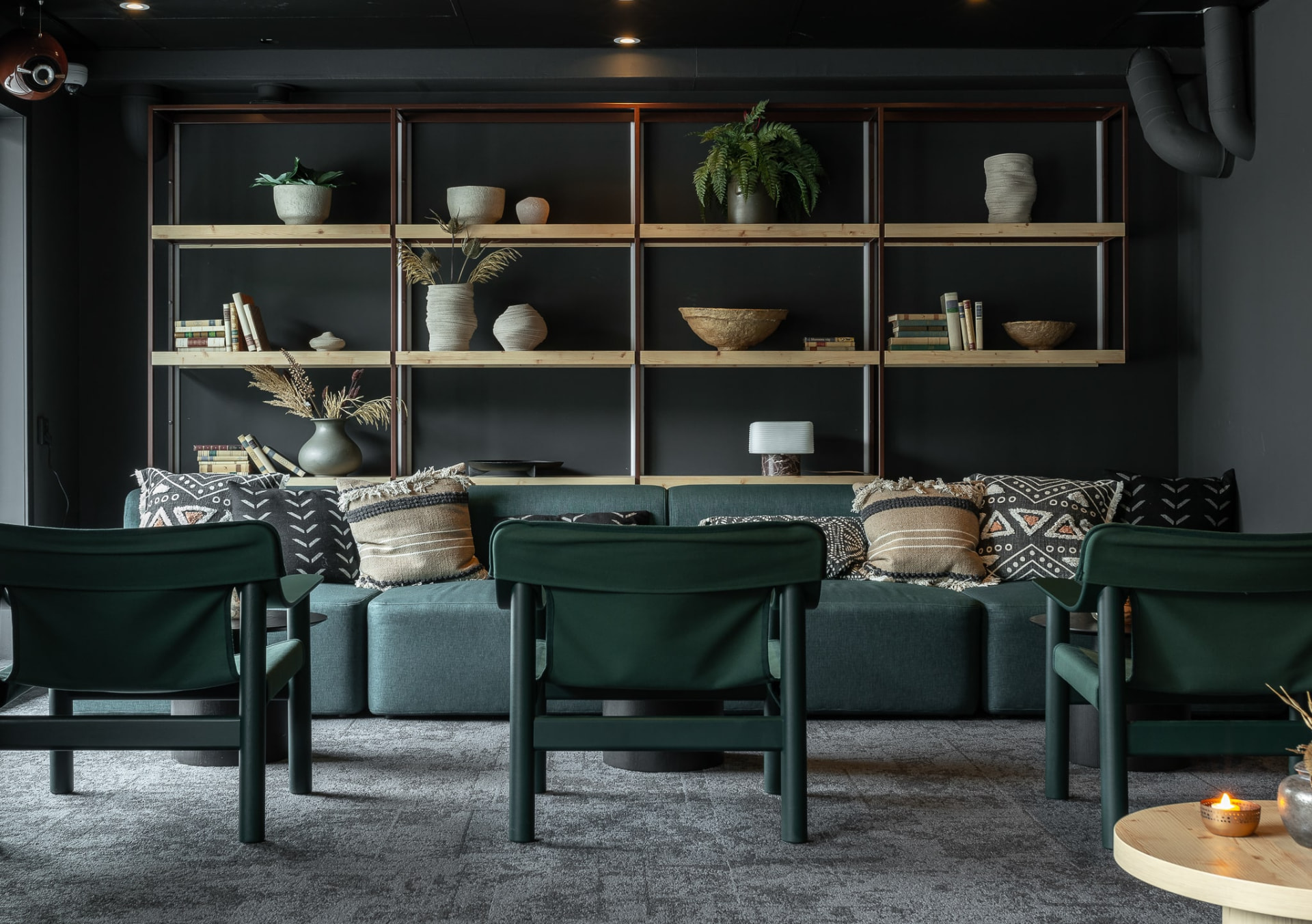 Loungemiljö på Hotell Lappland med gröna möbler, växter och naturmaterial