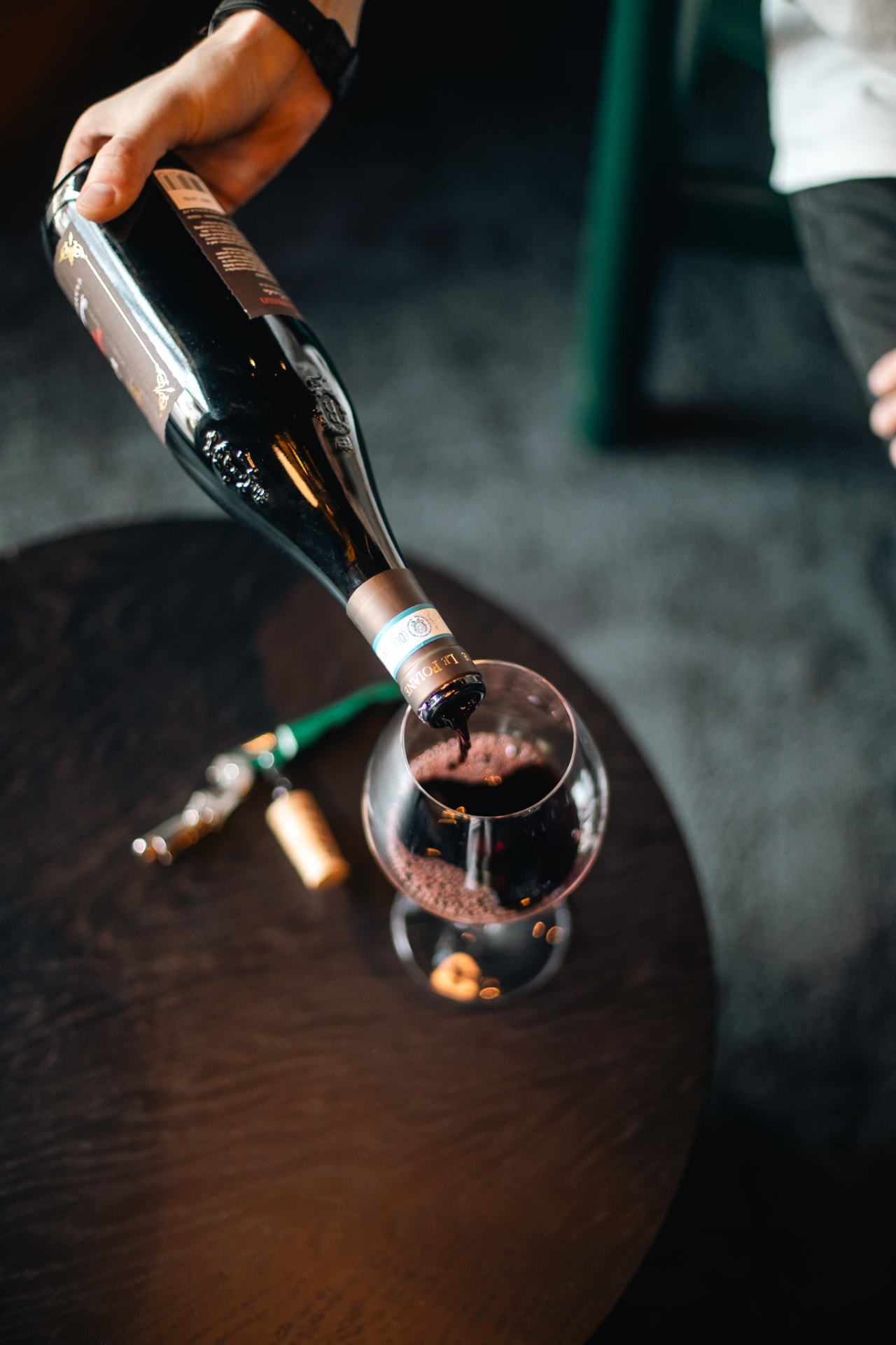 Vin hälls upp i ett glas vid baren