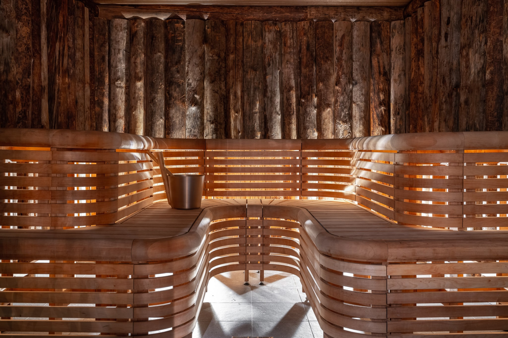 Välbeprövad träbastu på Sele Spa Club med mjuka kurvade bänkar och timrade väggar